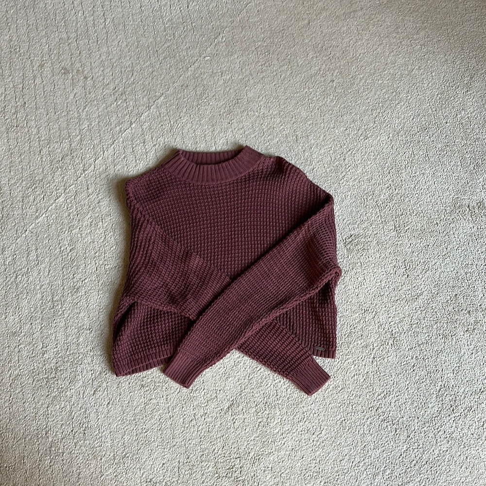 hollister maroon sweater, mick neck , mid length